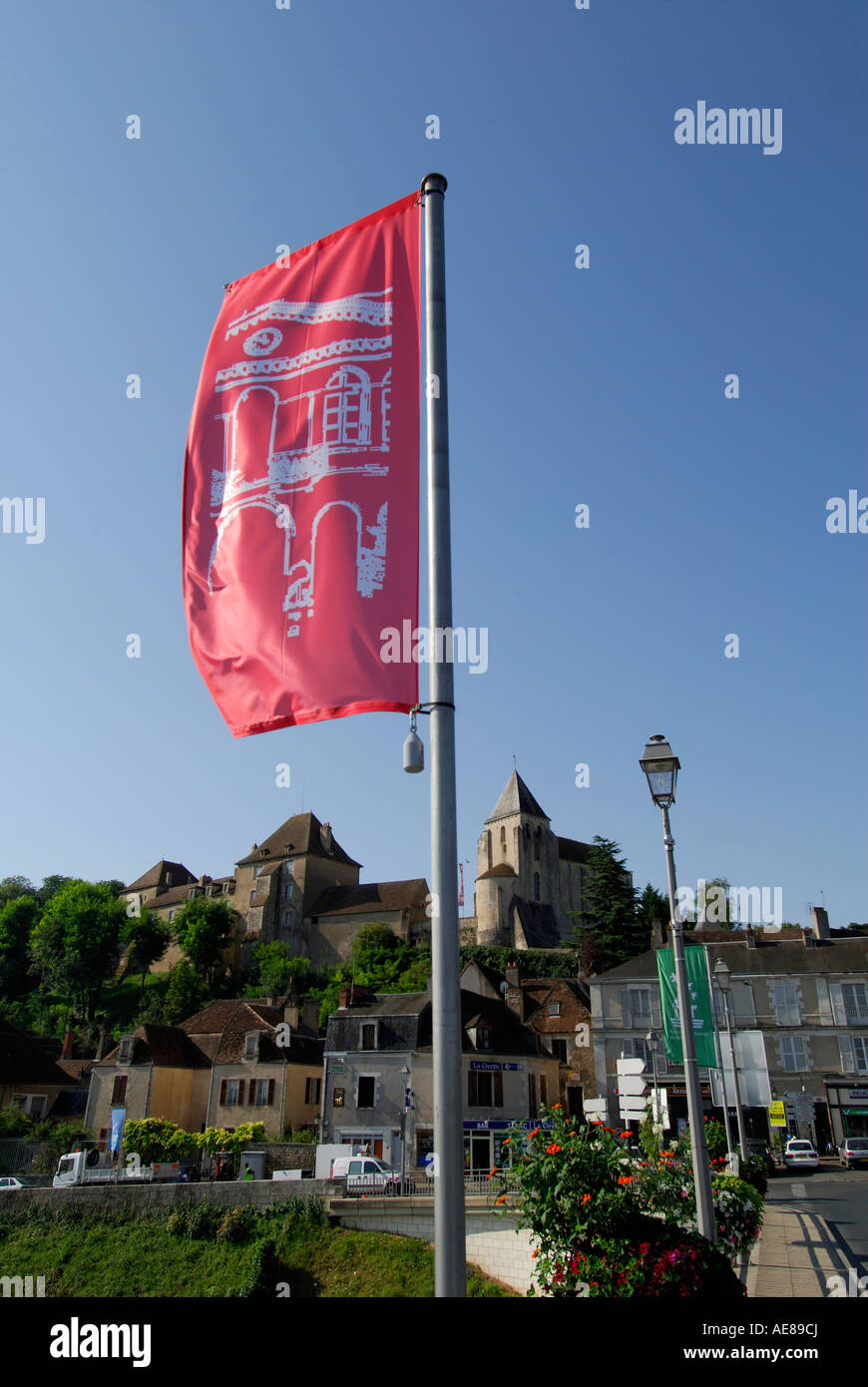 Flagge auf Brücke über Fluss Creuse, Le Blanc, Indre, Frankreich. Stockfoto