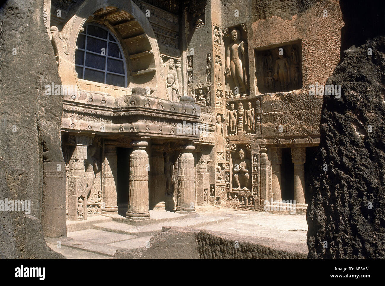 Ajanta Höhle 9: Chaitya Fassade mit aufdringlichen Buddhastatuen. Aurangabad, Indien Stockfoto