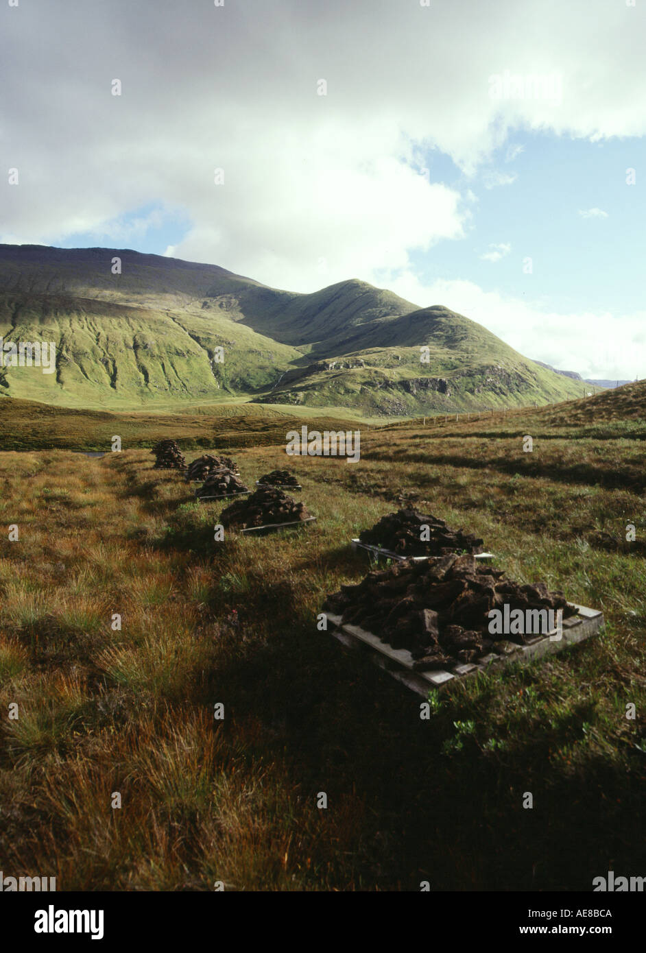 Dh Schottland Highlands peatlands BEINN SPIONNAIDH SUTHERLAND Torf Bank auf Paletten fossiler Brennstoff highland Stapel bog gestapelt Stockfoto