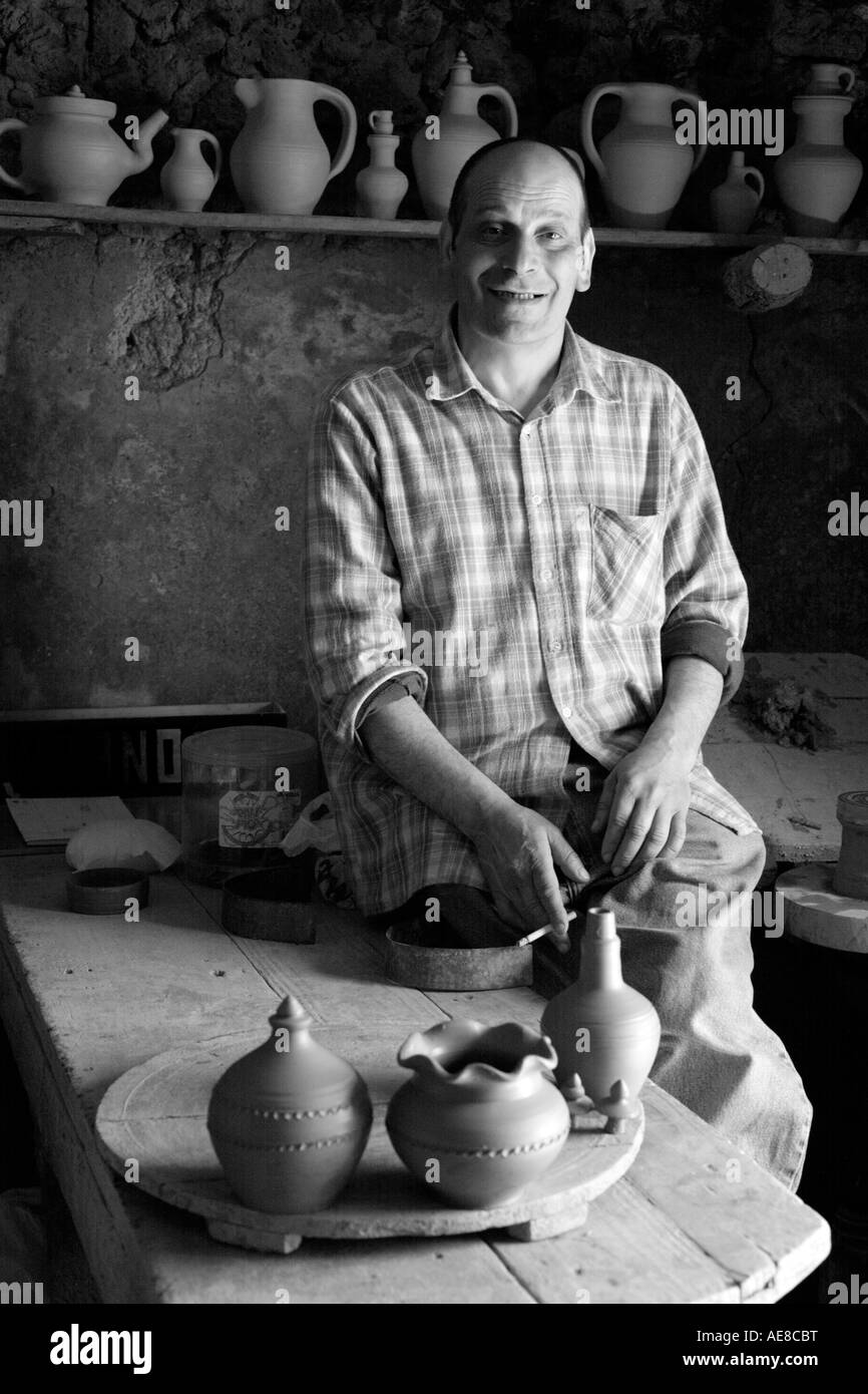 Azoren Potter posiert in seinem Geschäft. Vila Franca do Campo, Azoren, Portugal Stockfoto