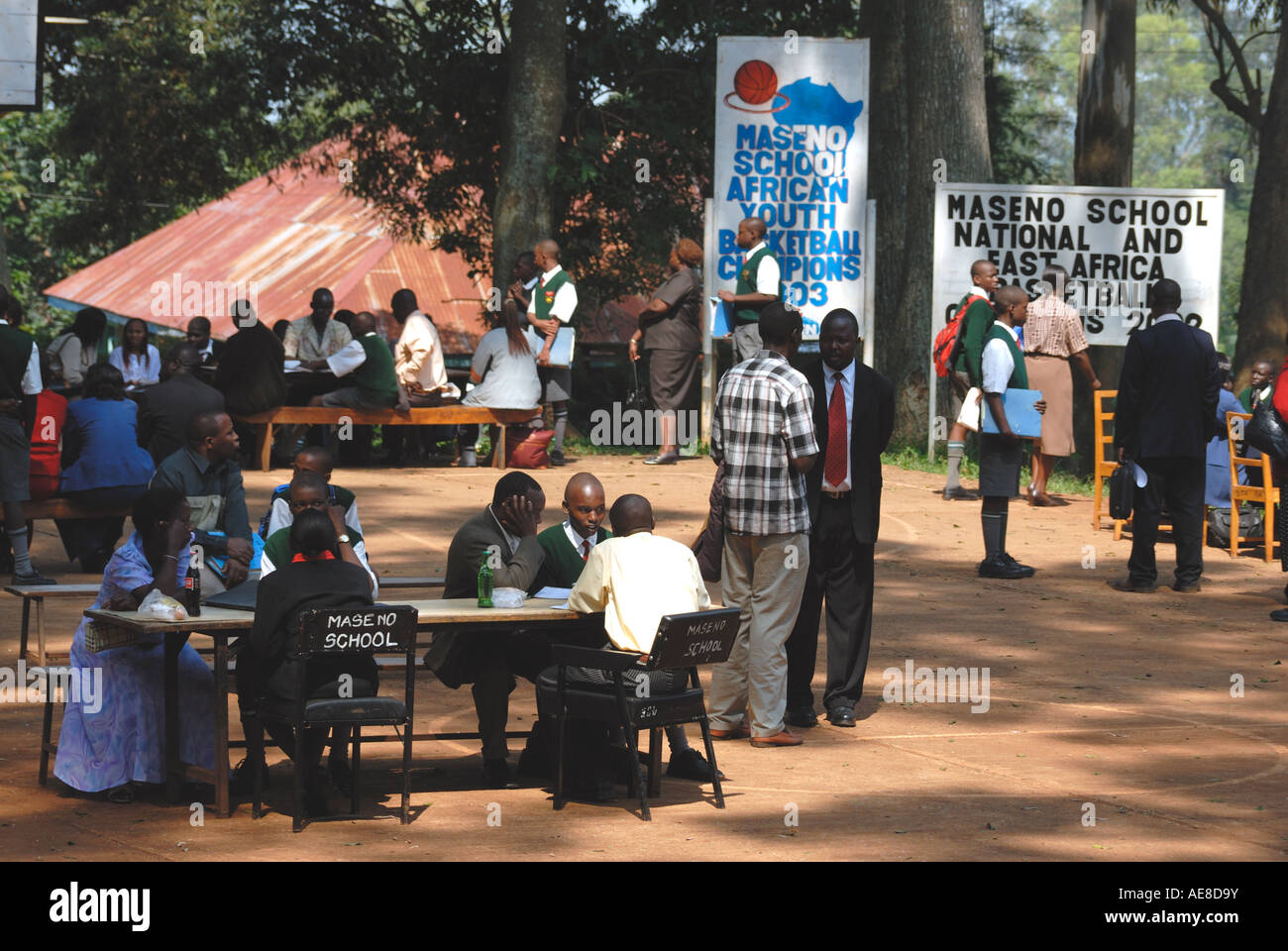 Eltern treffen mit Mitgliedern des Personals um den Fortschritt ihrer Söhne in Maseno School Kenia in Ostafrika zu besprechen Stockfoto