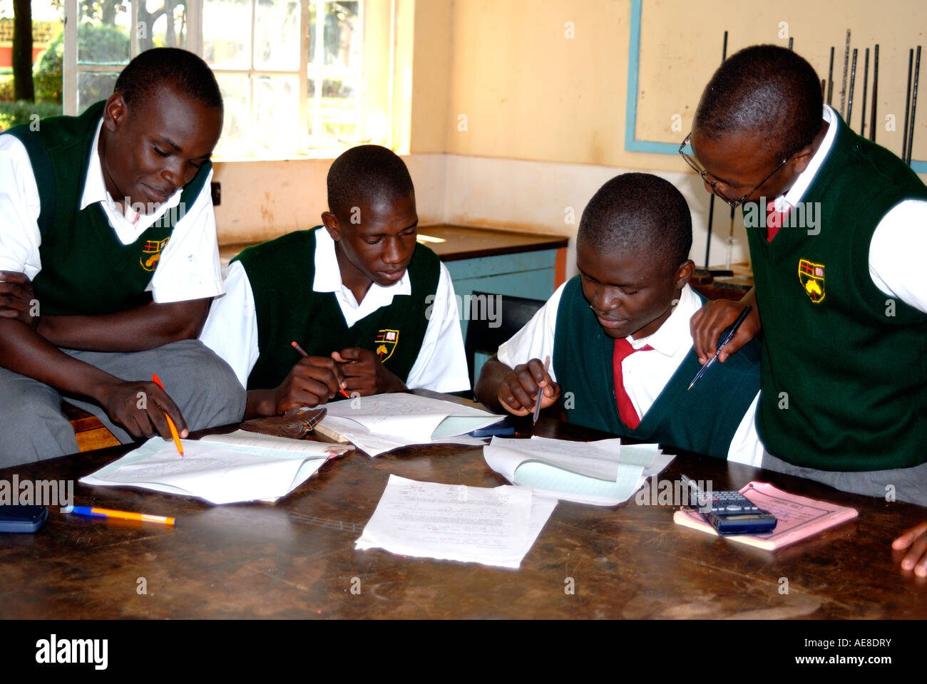 Vier Studierende in Physics Laboratory in Maseno School Kenia in Ostafrika Stockfoto