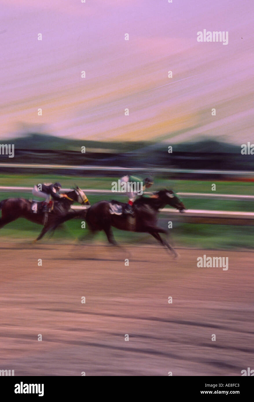 Bewegungsunschärfe Bild von zwei Jockeys galoppierenden Pferden auf der Rennstrecke Stockfoto