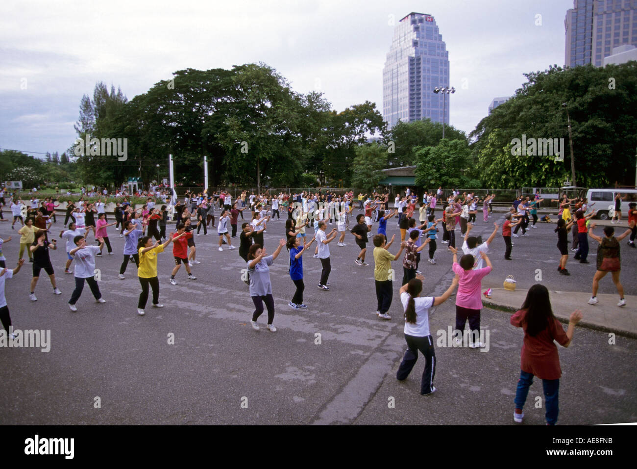 Trainieren Sie am frühen Morgen im Lumphini Park Bangkok Thailand Stockfoto