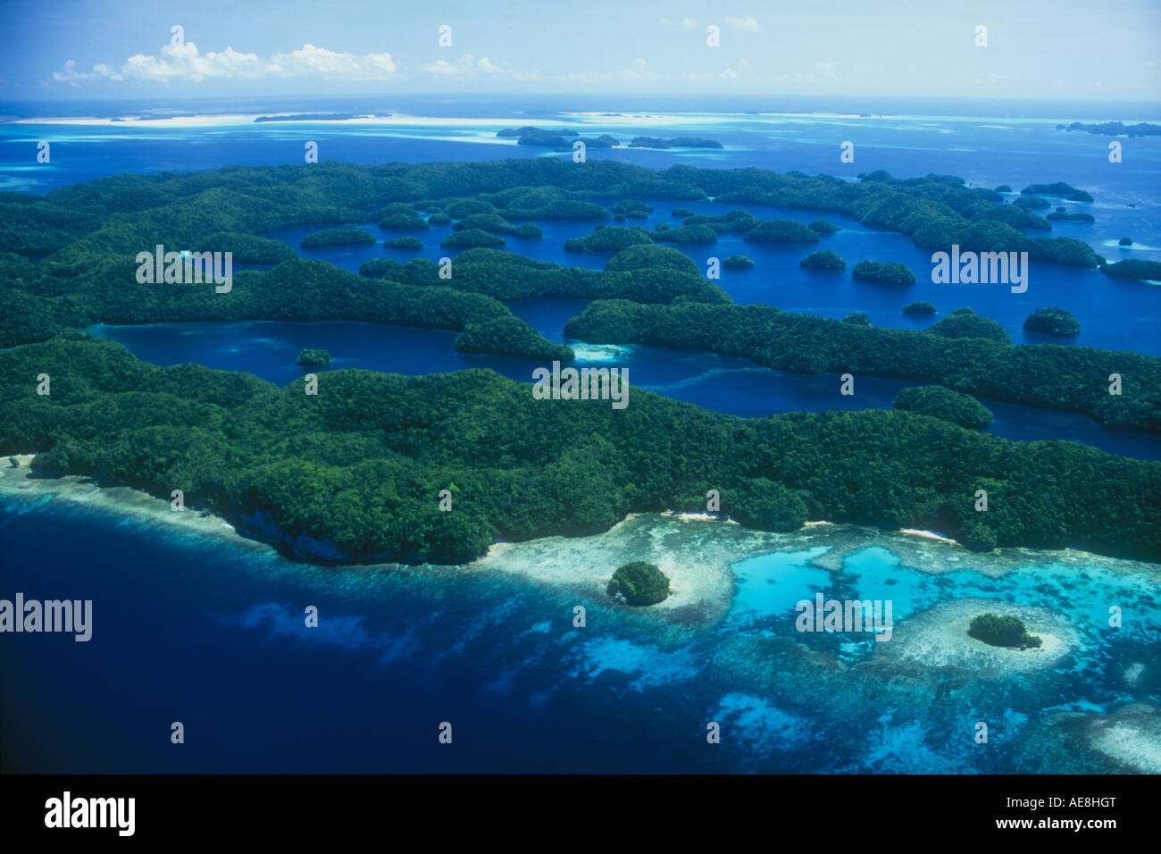 Palaus Felsinseln sind tatsächlich erhobenen Riffe.  Diese Kalksteininseln sind in ein komplexes Labyrinth erodiert. Stockfoto