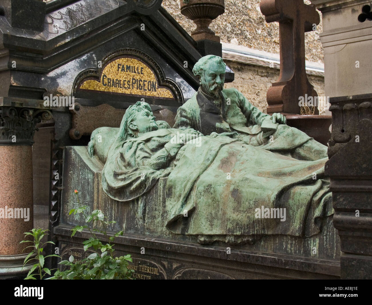 Karl Taube Familie Grab zeigt der französische Unternehmer und Erfinder im  Bett mit seiner Frau Cimetière du Montparnasse Paris Stockfotografie - Alamy