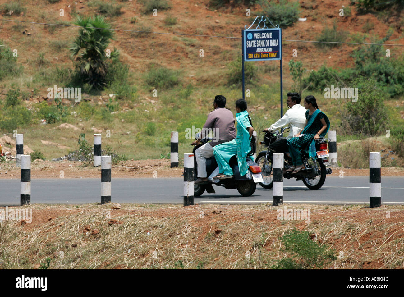Indische Paare Mann Frau Mann Frau Reisen pendeln auf Motorrädern Stockfoto