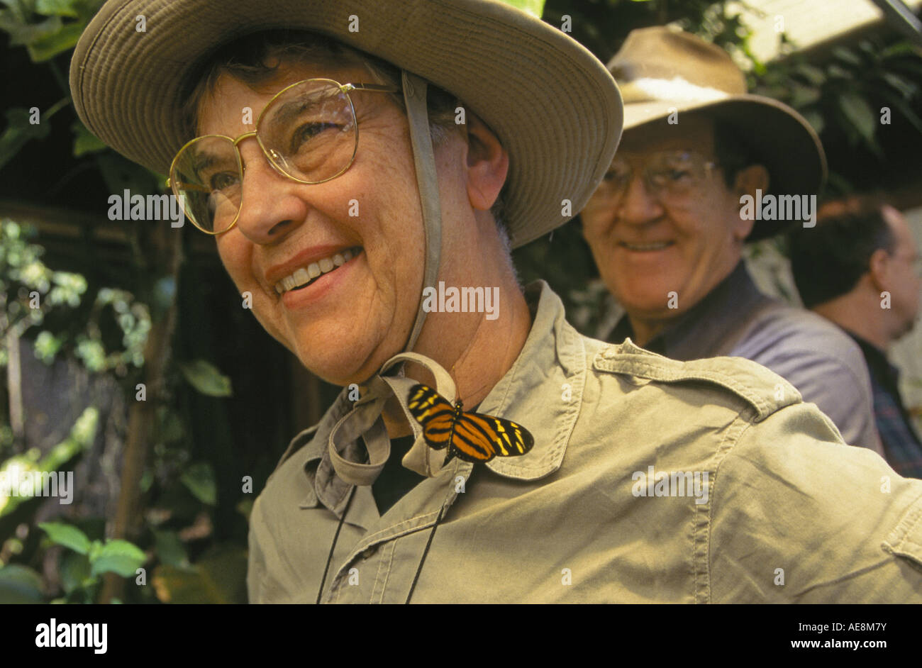 Ein Besucher der Monteverde Schmetterlingsgarten in Monteverde Reservat beherbergt einen Freund ein Glas geflügelte Schmetterling am Hals, Costa Rica. Stockfoto