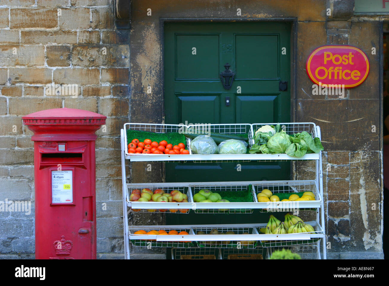 Dorf-Läden und Postamt in Lacock Wiltshire Stockfoto