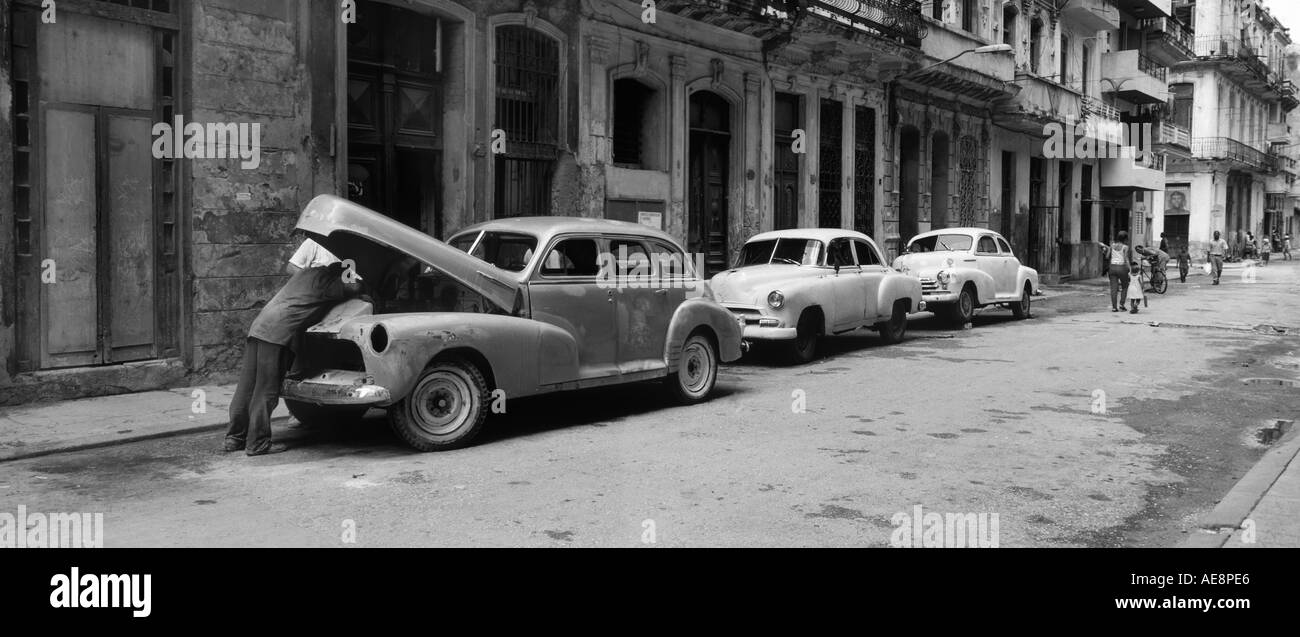 Oldtimer mit Motor Fach geöffnet und Mechaniker peering in Havanna Kuba Panorama-Foto Stockfoto