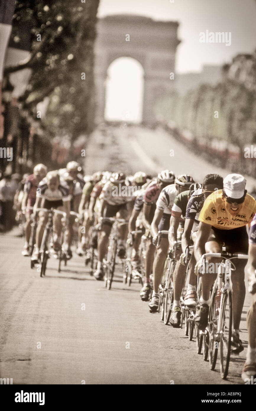 Der Gewinner der Tour de France trägt das berühmte gelbe Trikot auf der Champs Elysees Paris Frankreich Arc de Triomphe in staatlich Stockfoto