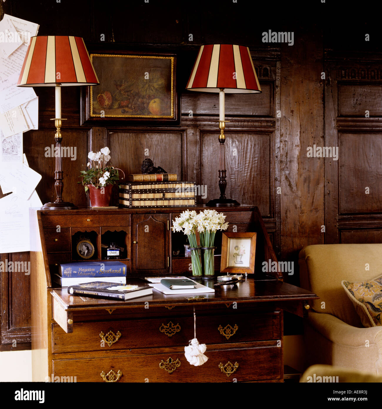Gestreifte Lampenschirme aus Holz schreiben Präsidium in englischen  Landhaus Stockfotografie - Alamy