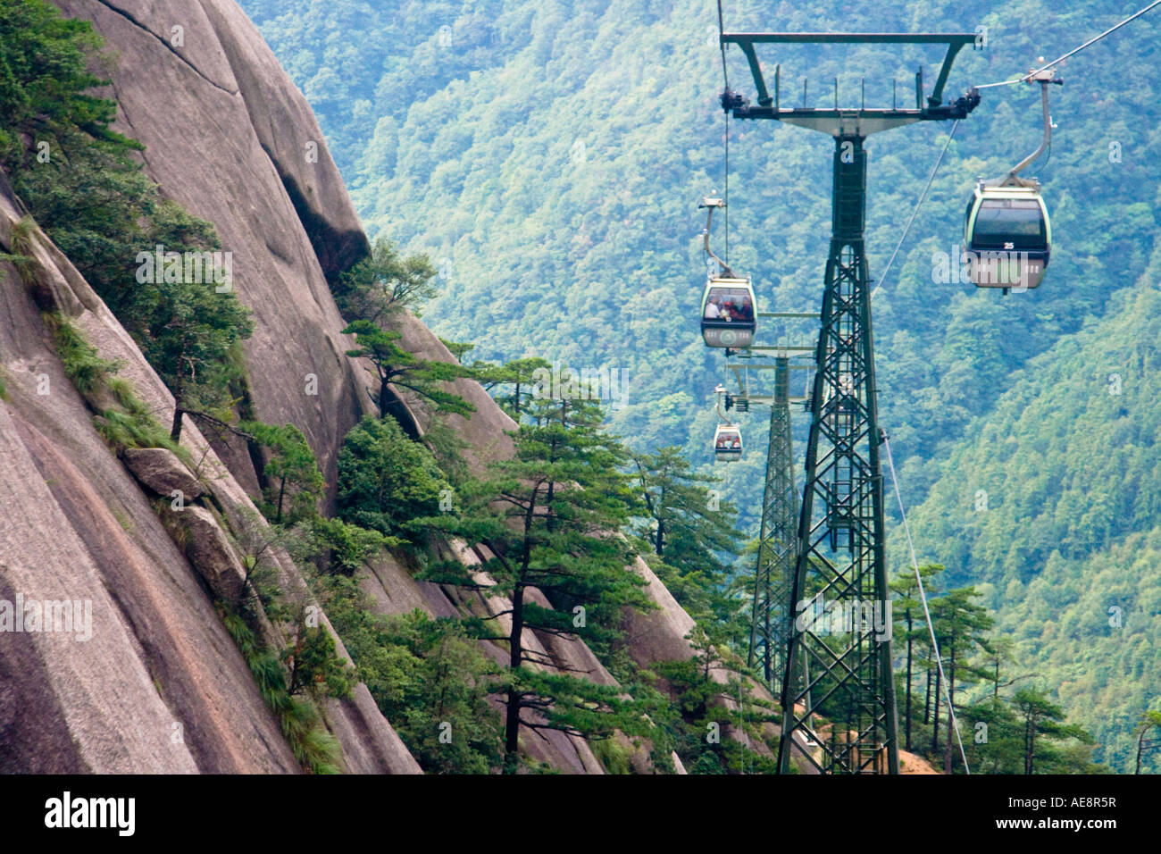 Huangshan mountain cable car -Fotos und -Bildmaterial in hoher Auflösung –  Alamy