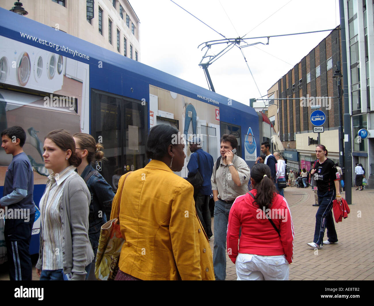 Straßenbahn in Croydon Straße größere London Tramlink-UK Stockfoto