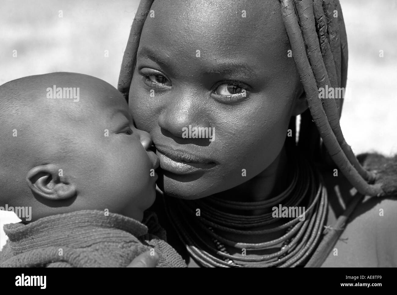 Himba Mutter Baby Kaokoveld südlich von Opuwo Namibia Monochrome Fotografie Stockfoto