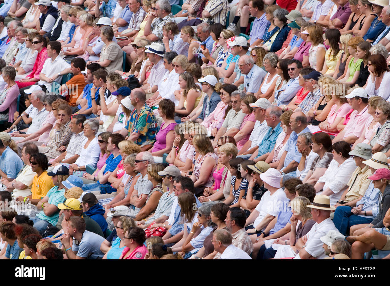 Massen von Menschen beobachten Tennis match bei Wimbledon, London, England. Stockfoto