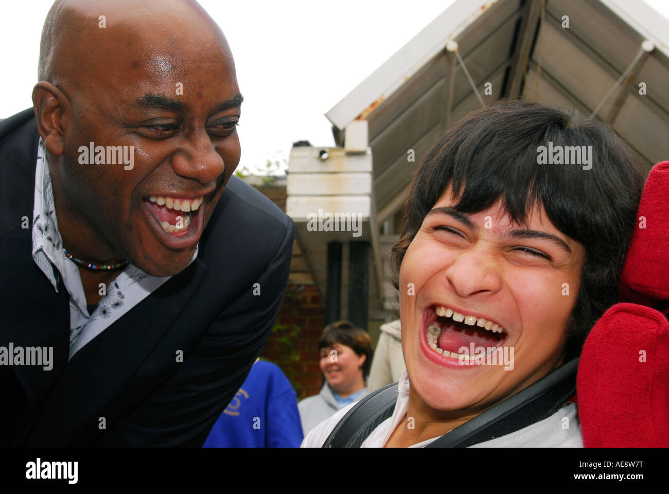 TV-Koch & Persönlichkeit Ainsley Harriott mit behinderten Kind auf die neue Schule Kleinbus für spezielle Bedürfnisse Kinder geliefert Stockfoto