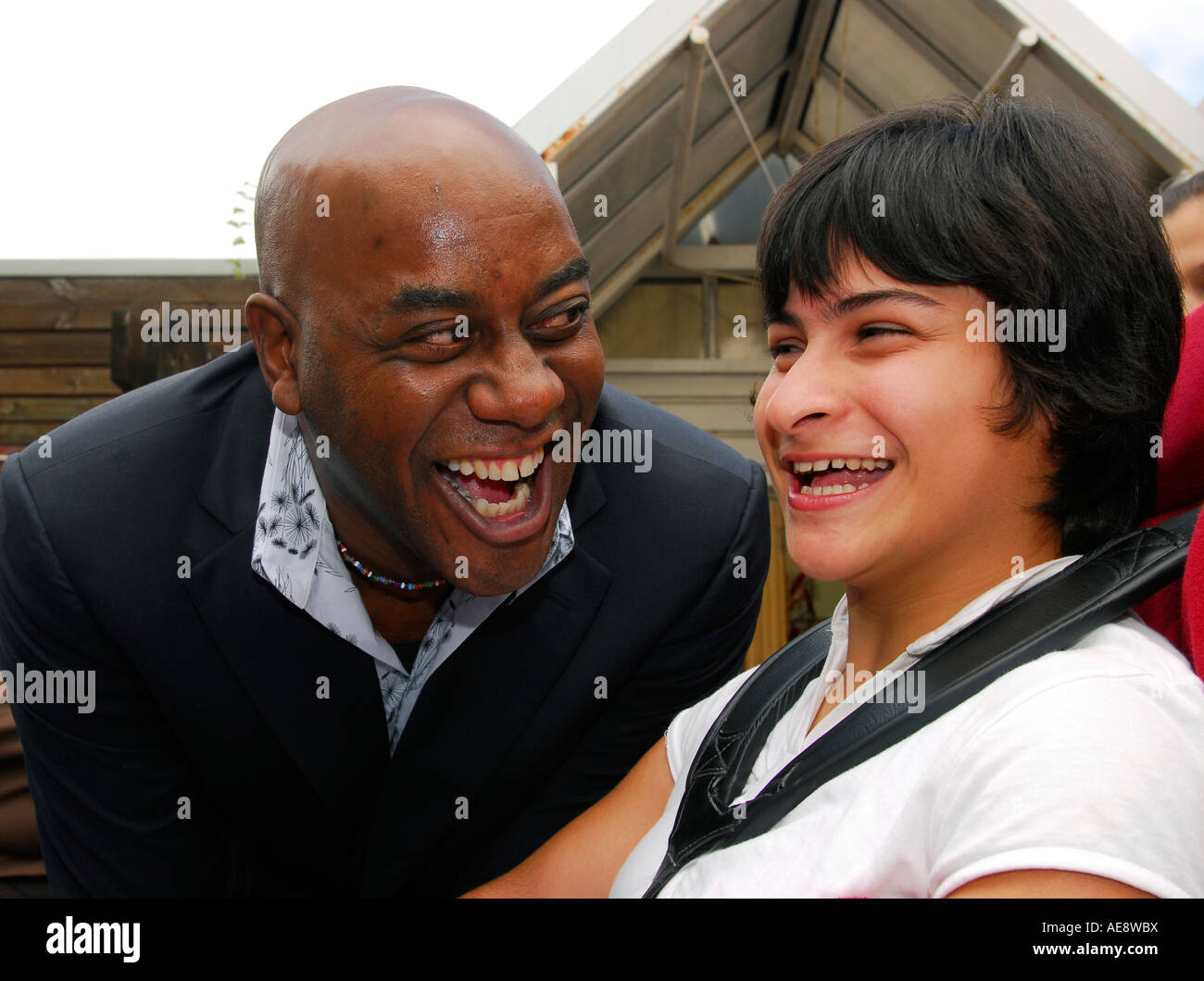 TV-Koch & Persönlichkeit Ainsley Harriott mit behinderten Kind auf die neue Schule Kleinbus für spezielle Bedürfnisse Kinder geliefert Stockfoto