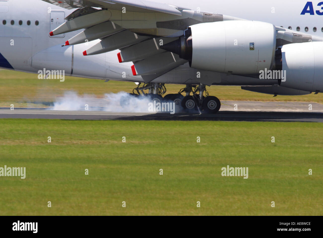 A380 Airbus A380 neue Verkehrsflugzeug Touchdown landen mit Reifen Rauch Rauchen Räder Fahrwerk Stockfoto