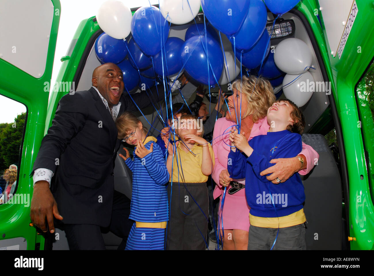 TV-Persönlichkeit und Koch Ainsley Harriott & Judith Chalmers bei Vorlage der Kleinbus zur Schule für Kinder mit besonderen Bedürfnissen Stockfoto