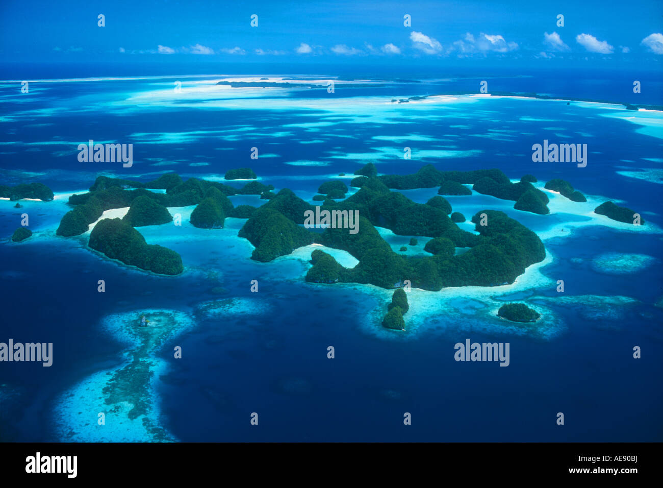 Eine Luftaufnahme von Palaus Rock Island ist unvergesslich.  Diese Kalksteininseln sind in ein komplexes Labyrinth erodiert. Stockfoto