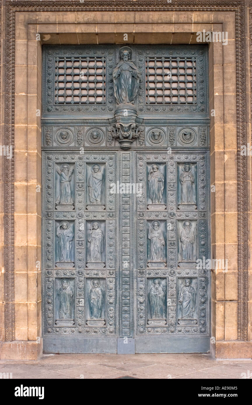 Paris, Frankreich. Kirche von St. Vincent de Paul. Haustür mit Heiligen Stockfoto