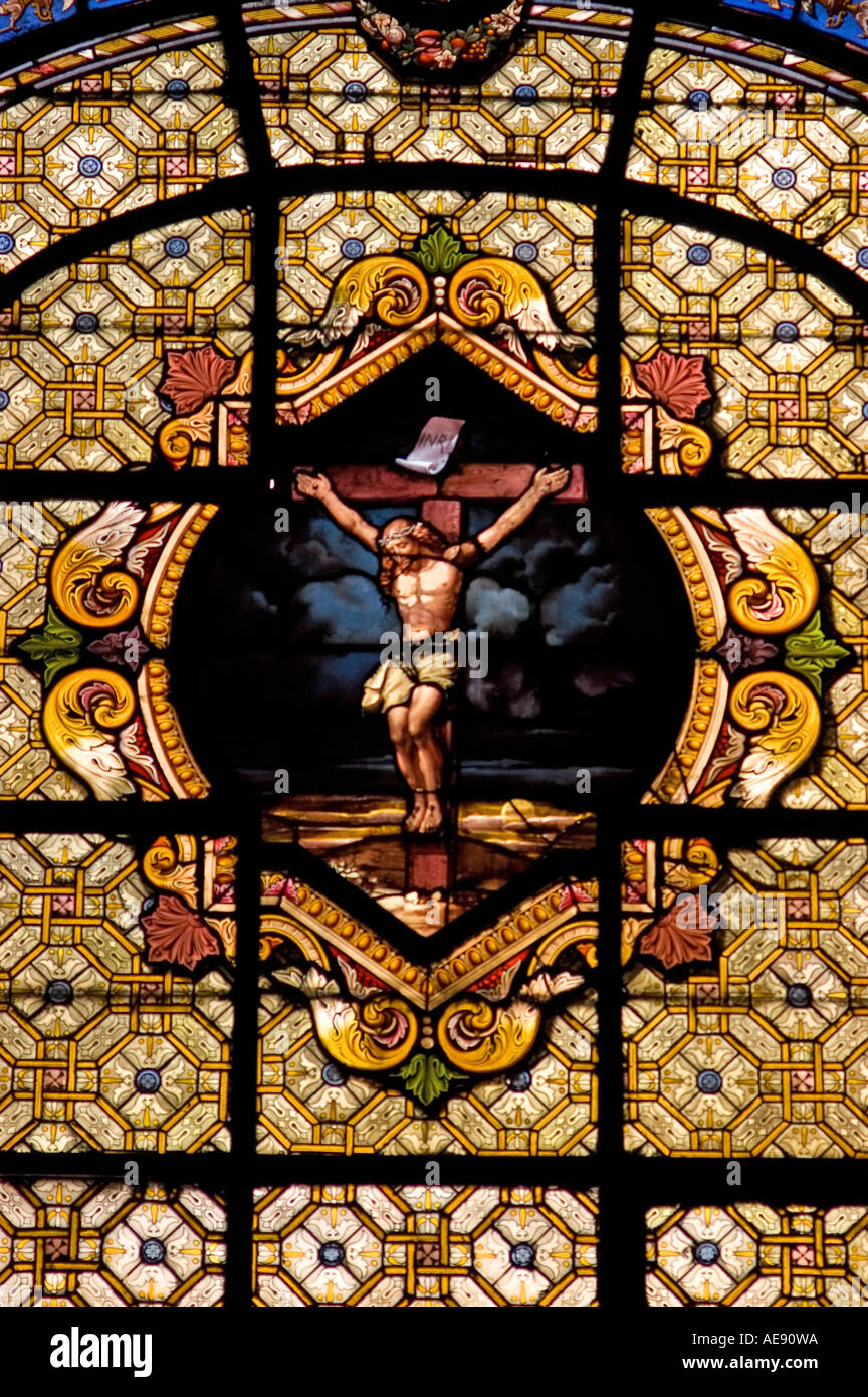 Paris, Frankreich. Kirche von St. Sulpice. Glasmalerei-Fenster zeigt Christus am Kreuz Stockfoto