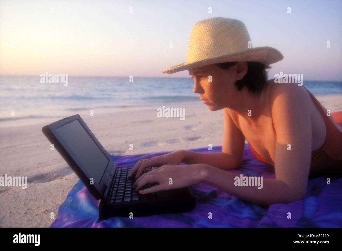 Frau am Strand auf Laptop-Computer in den Malediven-Modell arbeiten veröffentlichte Bild Stockfoto