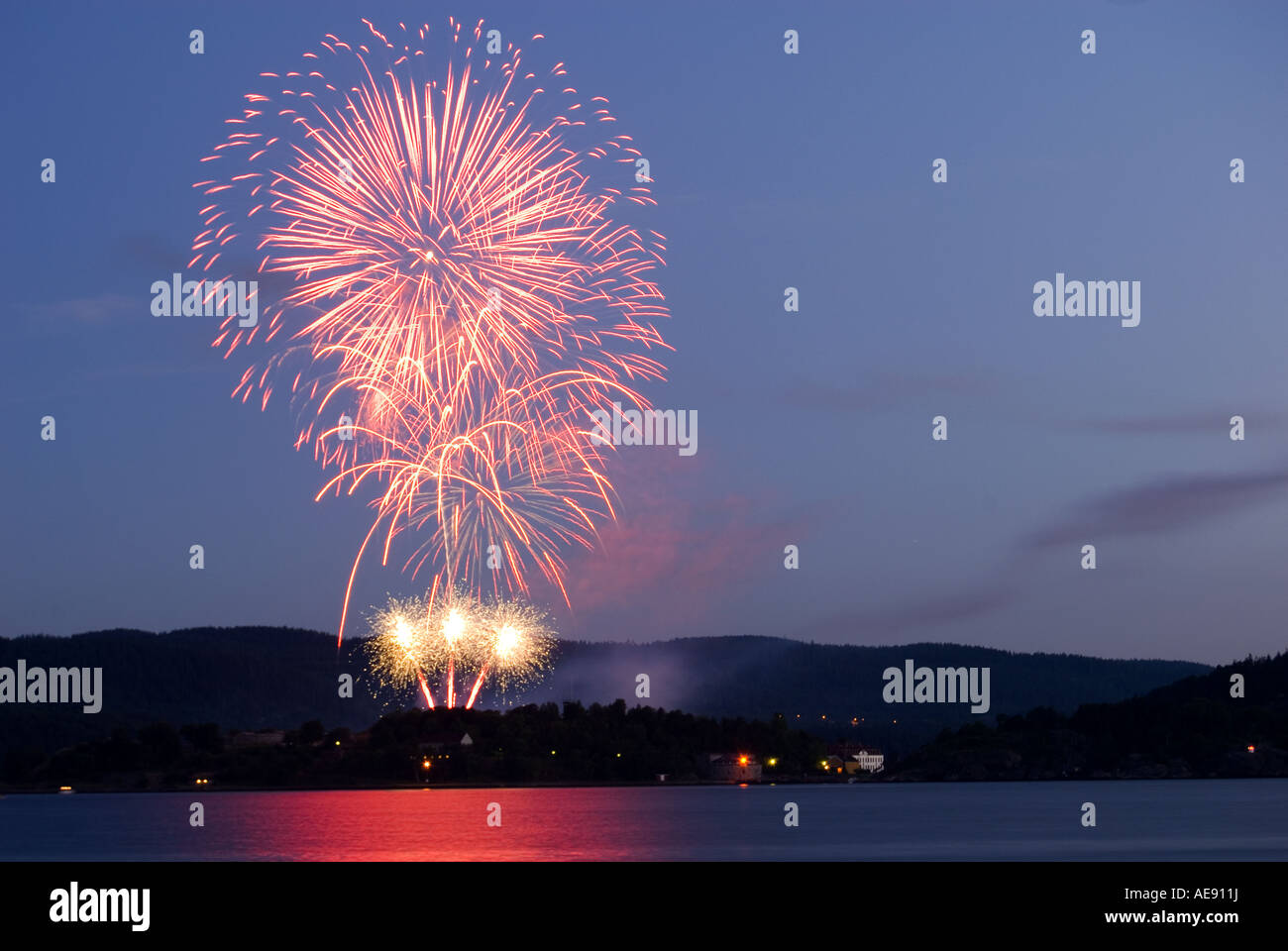 Hellen Feuerwerk erhellt den Himmel nach einem Konzert in Haakon in Norwegen Droebak Stockfoto