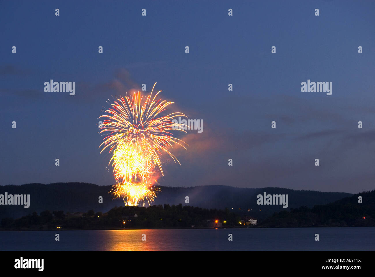 Hellen Feuerwerk erhellt den Himmel nach einem Konzert in Haakon in Norwegen Droebak Stockfoto