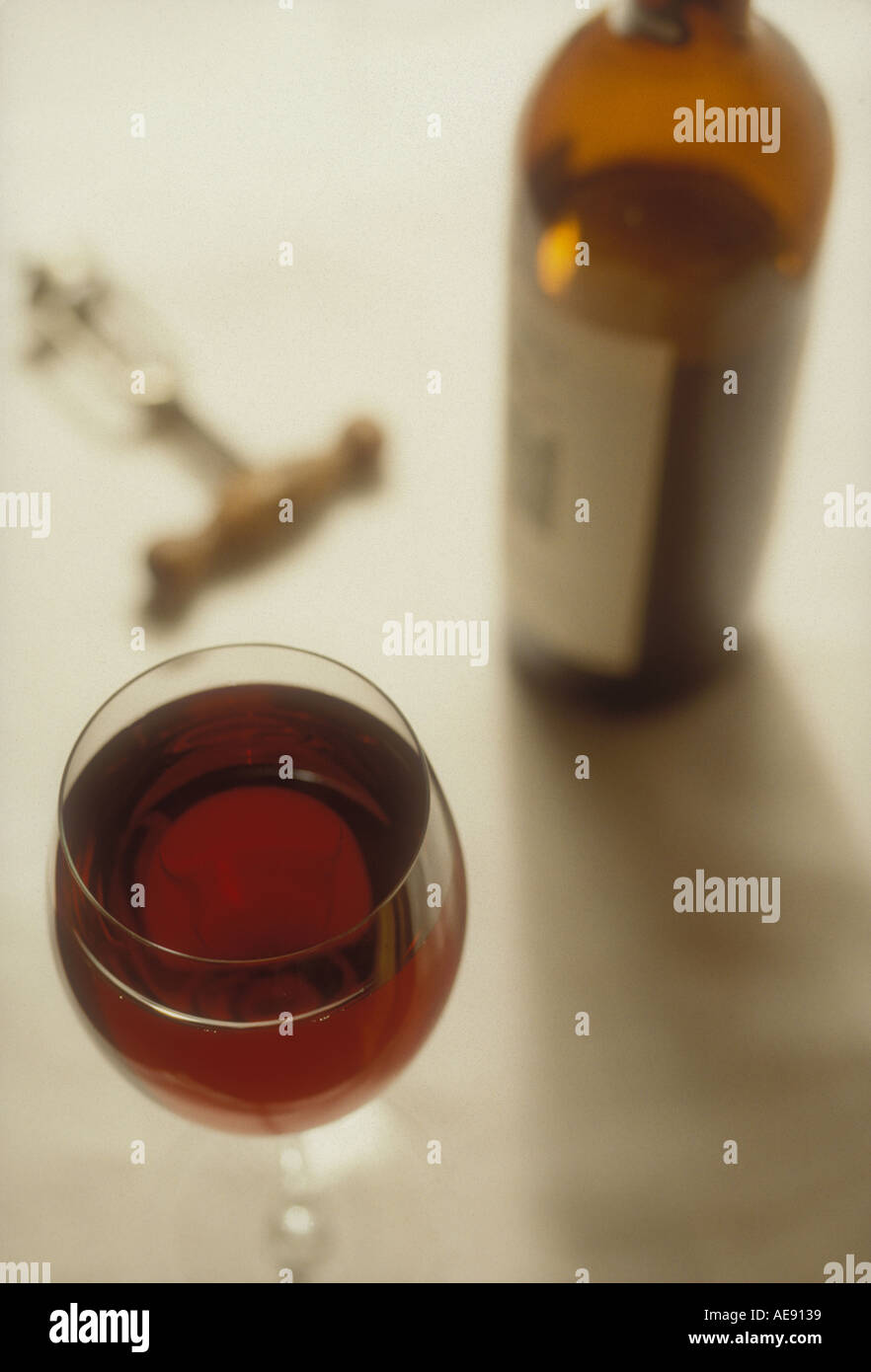 Weinglas mit Flasche und Korken Schraube Stockfoto