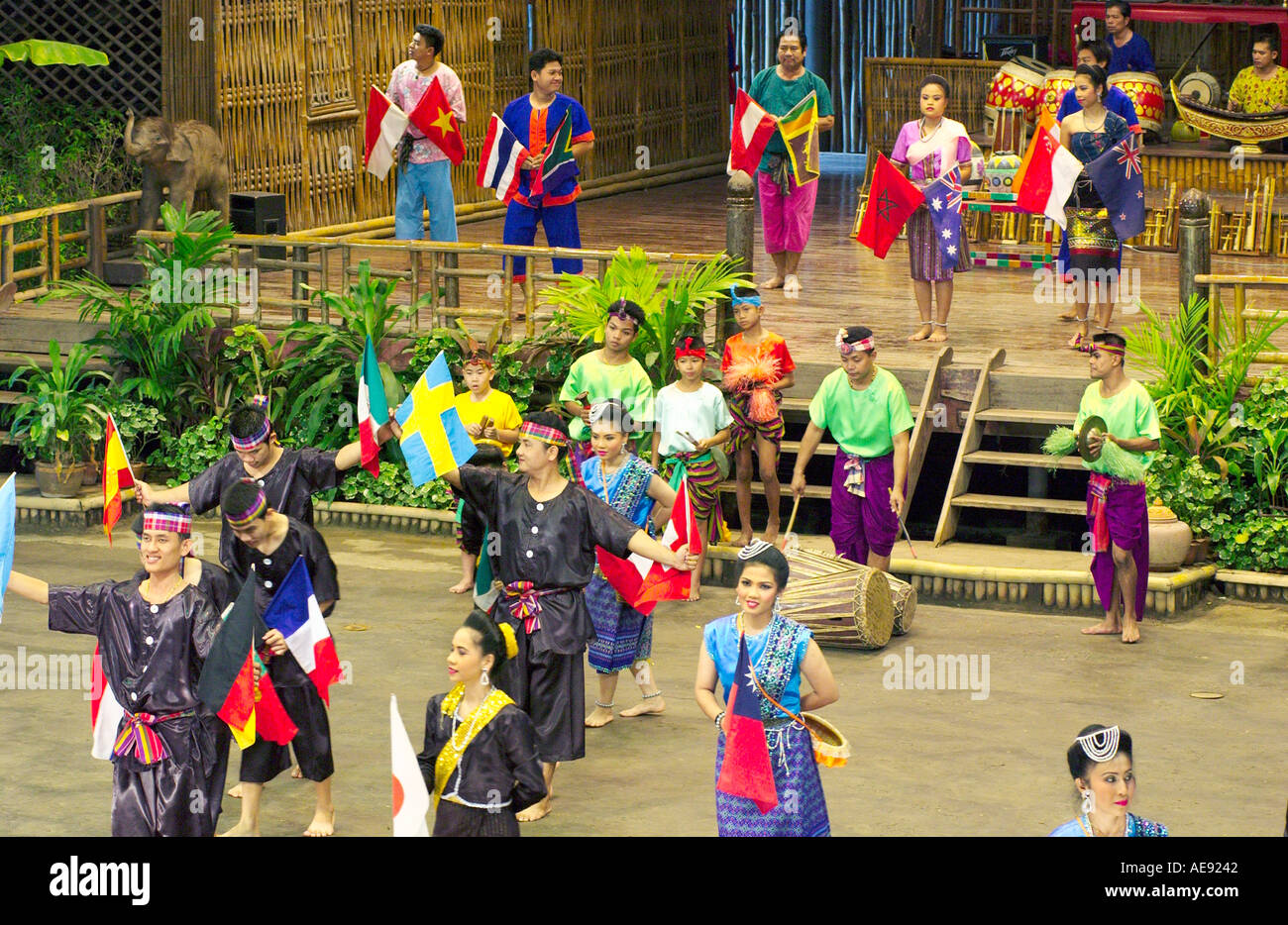 Ethnische Thai Tanzerinnen Und Performerinnen Im Rose Garden In