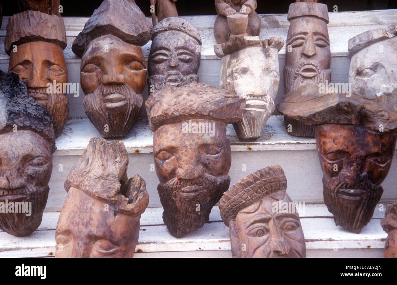 Geschnitzte Masken aus Thuja Holz, Skala de Ville, Essaouira, Marokko Stockfoto
