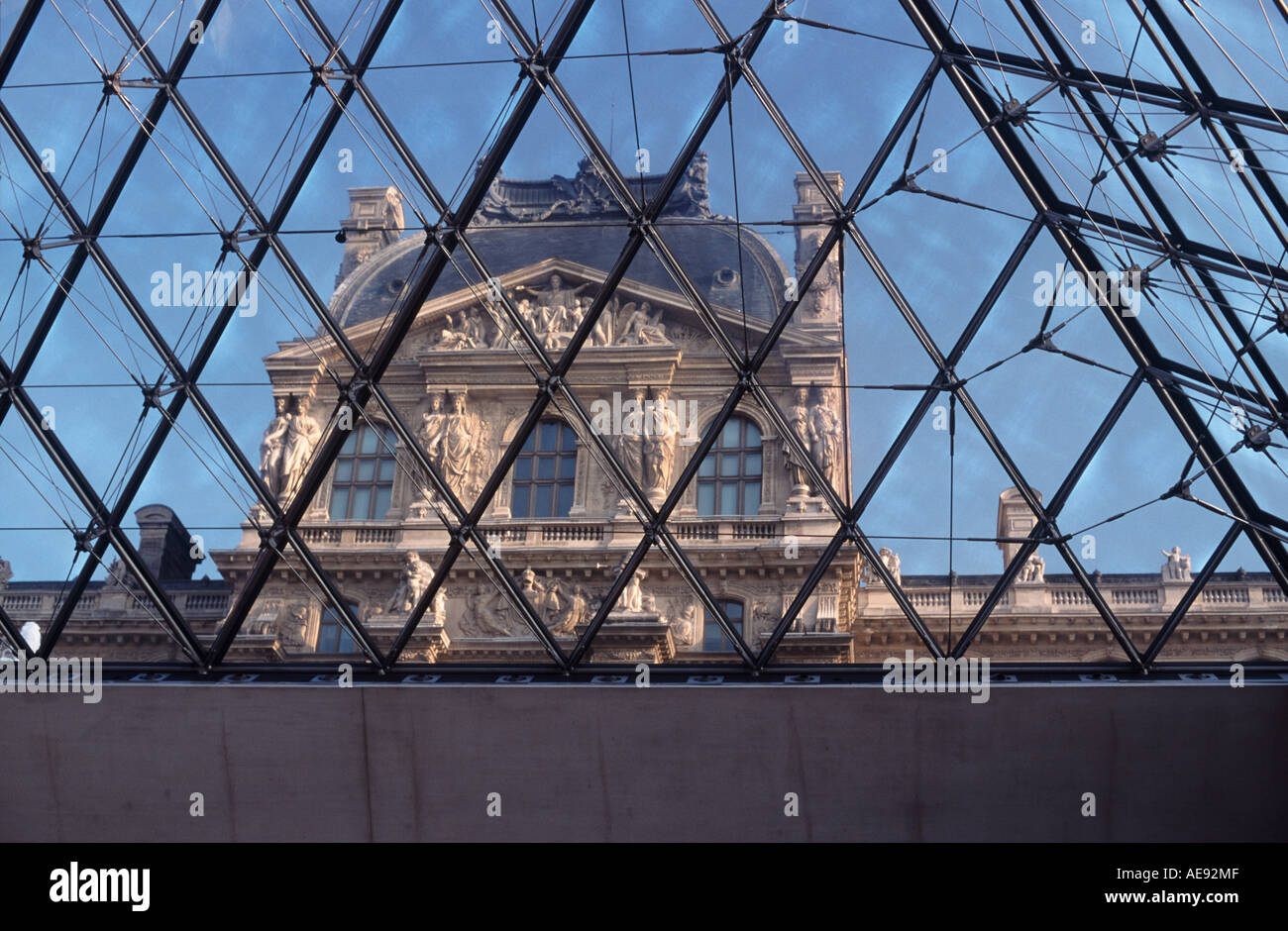 Gläserne Decke: Blick auf den Pavillon Richelieu durch die Pyramide vor dem Louvre Museum Komplex, Paris, Frankreich Stockfoto