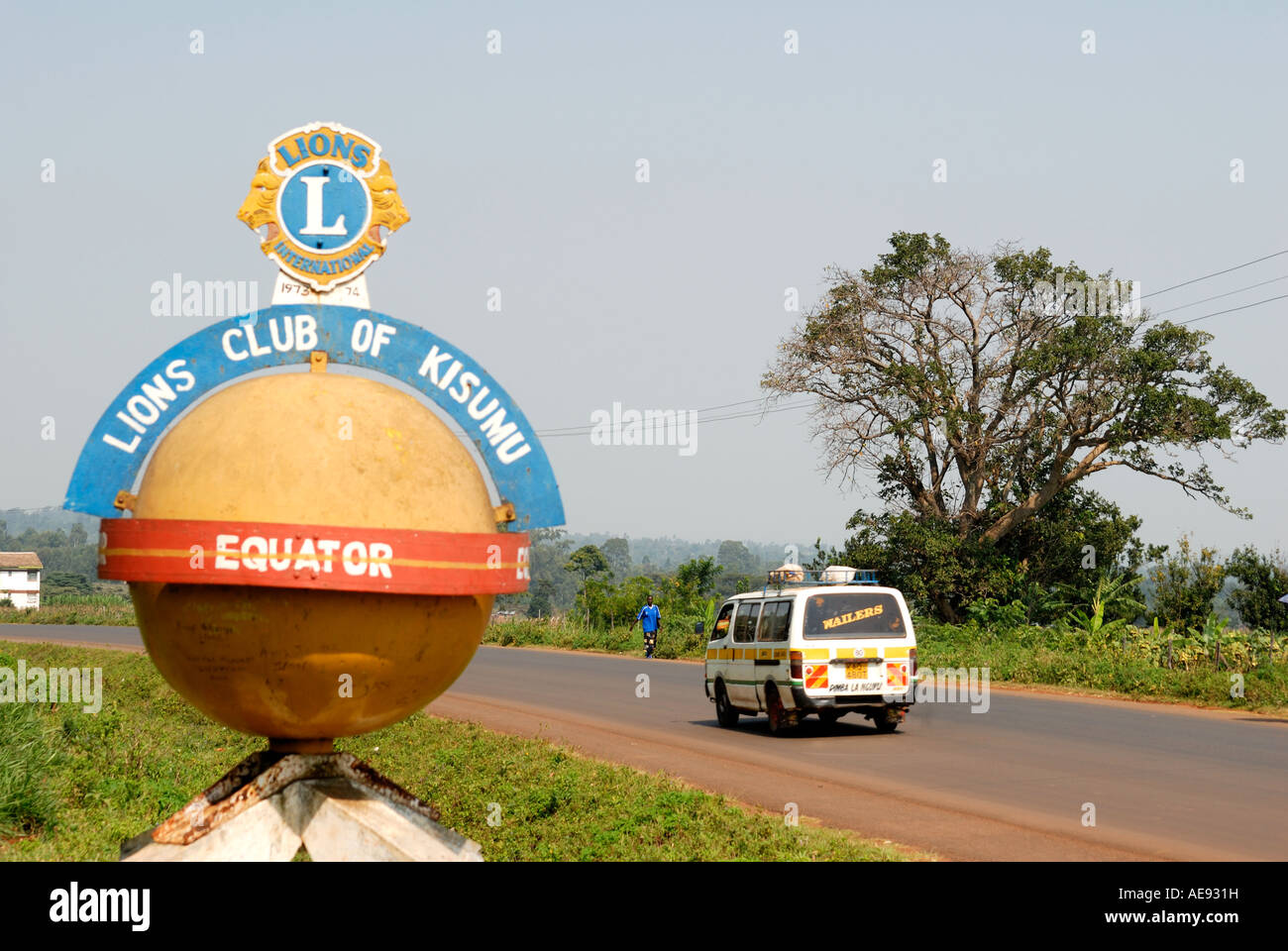 Melden Sie sich am Äquator am Straßenrand in Maseno Kenia in Ostafrika zu markieren Stockfoto
