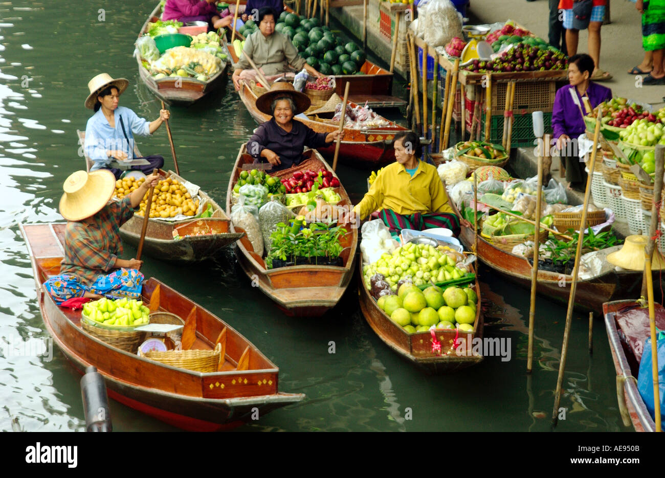 Damneon Saduak und der schwimmende Markt mit Booten und Damen, die Lebensmittel verkaufen und produzieren. Stockfoto
