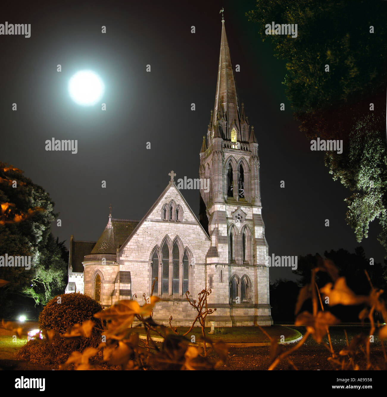 Kirche in Raheny Dublin bei Vollmond Stockfoto
