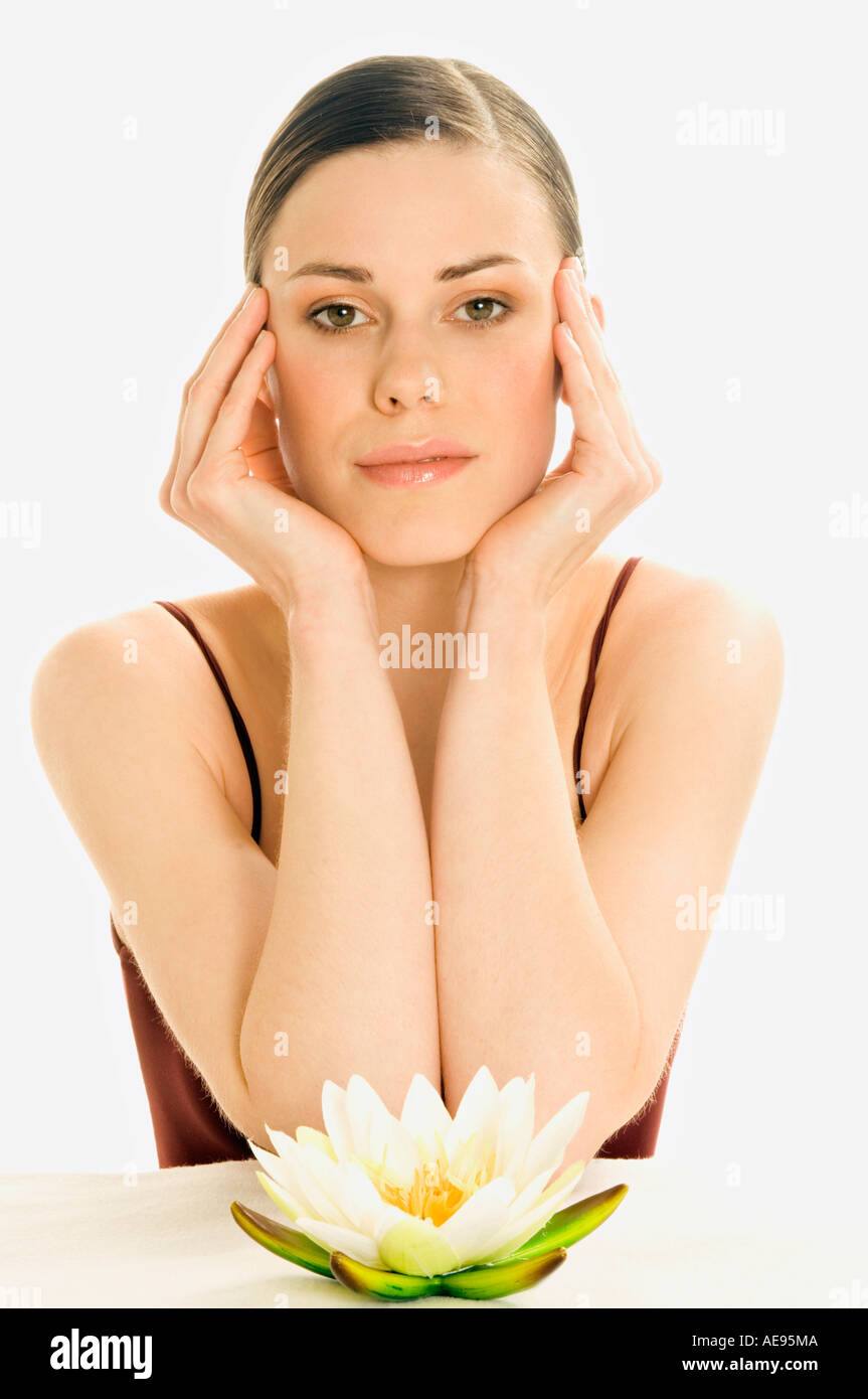 Porträt einer Frau in Zen-Haltung, Blick in die Kamera, Seerose (Studio) Stockfoto