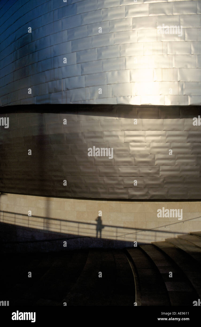 des Fotografen Schatten zeigt Skala des Titans verkleidet Guggenheim-Museum für moderne Kunst, entworfen vom Architekten FrankO.Gehry Stockfoto