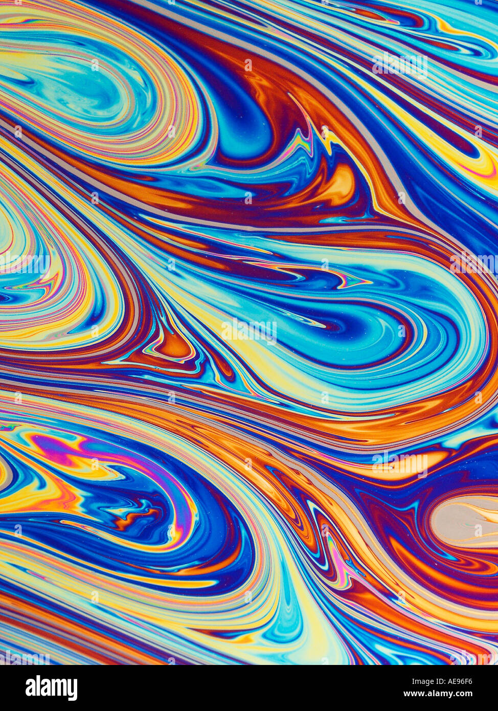 Nahaufnahme von psychedelischen bunten Reflexionen auf der Oberfläche einer Seifenblase. Stockfoto