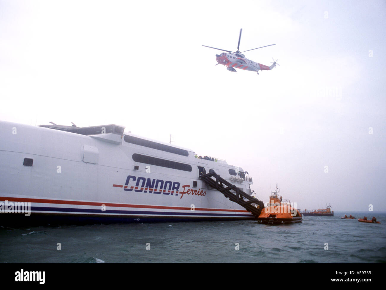 Ein Rettungs-Übung von der Küstenwache auf ein Passagierschiff von Condor Stockfoto