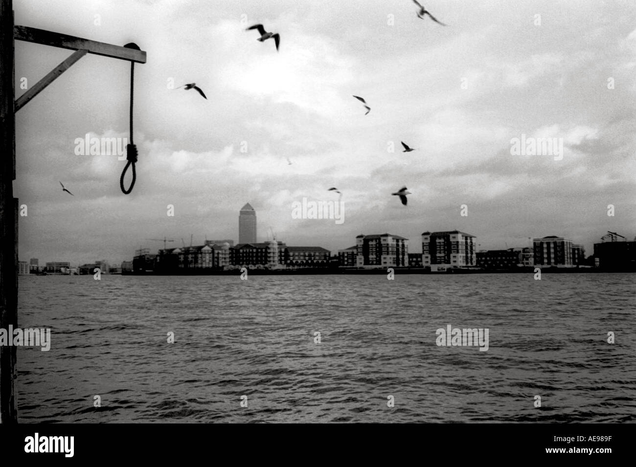 Schlinge hing über der Themse, London, England UK Stockfoto