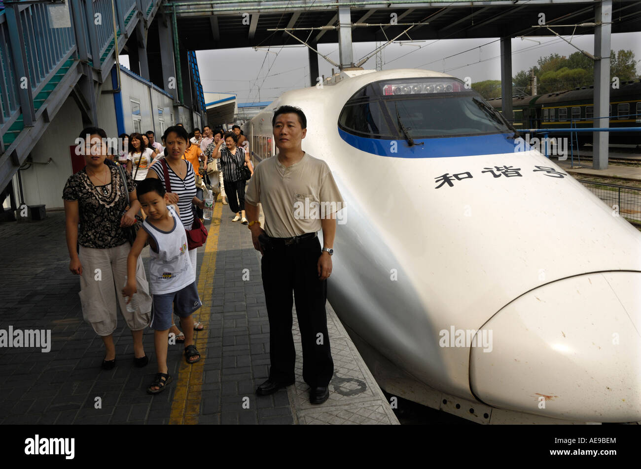 Hochgeschwindigkeitszug CRH (China Railway High-Speed) im Bahnhof Tianjin, China 18. August 2007 Stockfoto