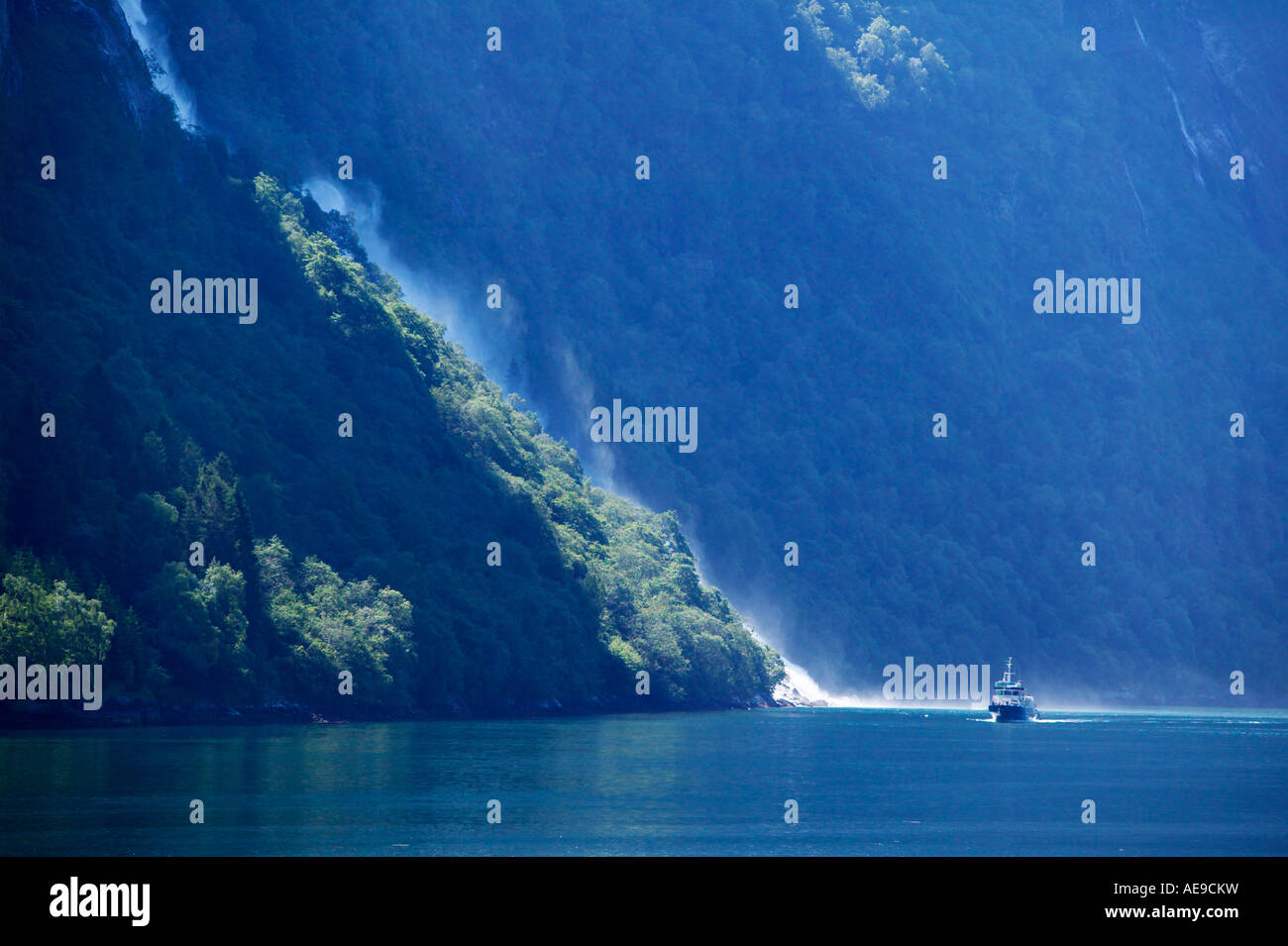 Geirangerfjord in der Nähe von Geiranger Stranda mehr Og Romsdal-Norwegen-Geirangerfjord ist ein UNESCO-Weltkulturerbe Stockfoto