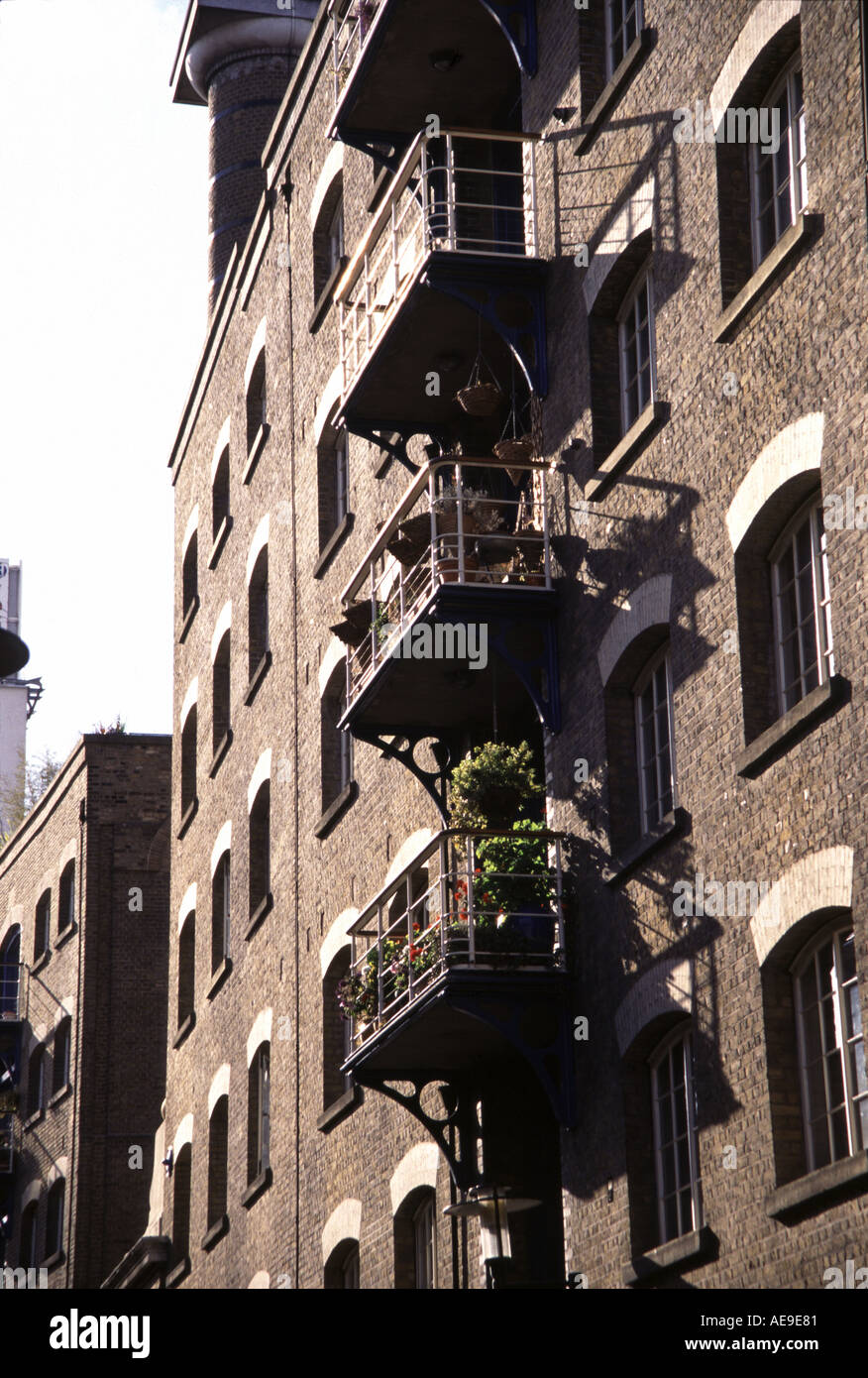 Alten Lagerhäuser umgebaut zu trendigen Lofts am Südufer der Themse in London Stockfoto