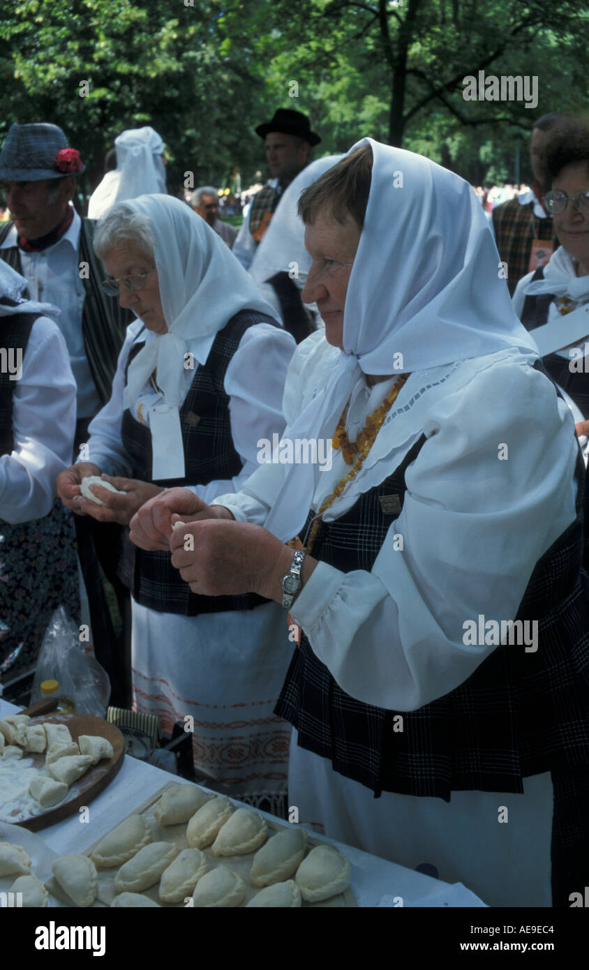 Litauische Frauen in Tracht gekleidet bereiten einem traditionellen Gericht in Vilnius die Hauptstadt von Litauen Stockfoto