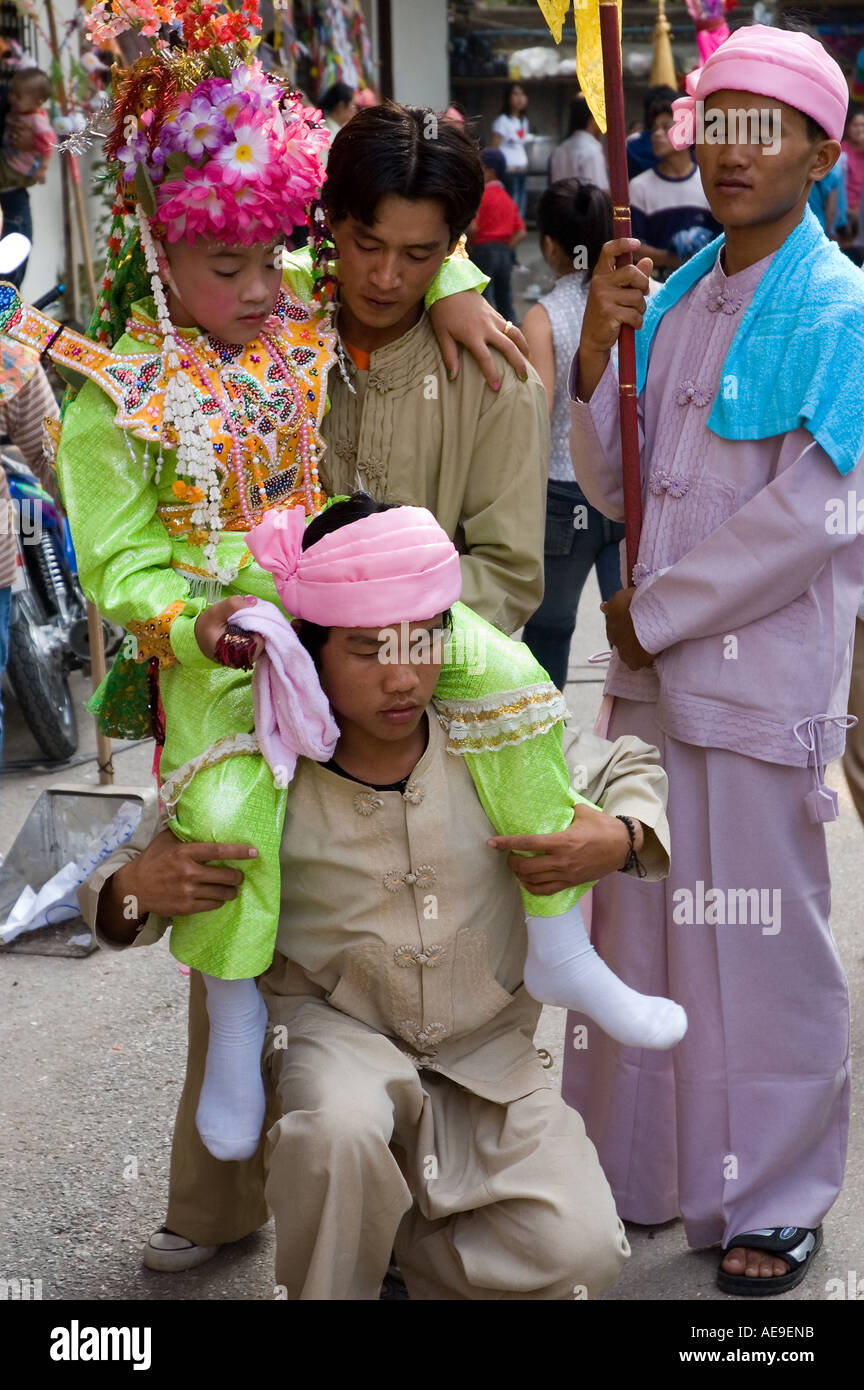 Angehörige tragen Novizen während des Poi Sang lange Festivals in Chiang Mai Thailand Stockfoto