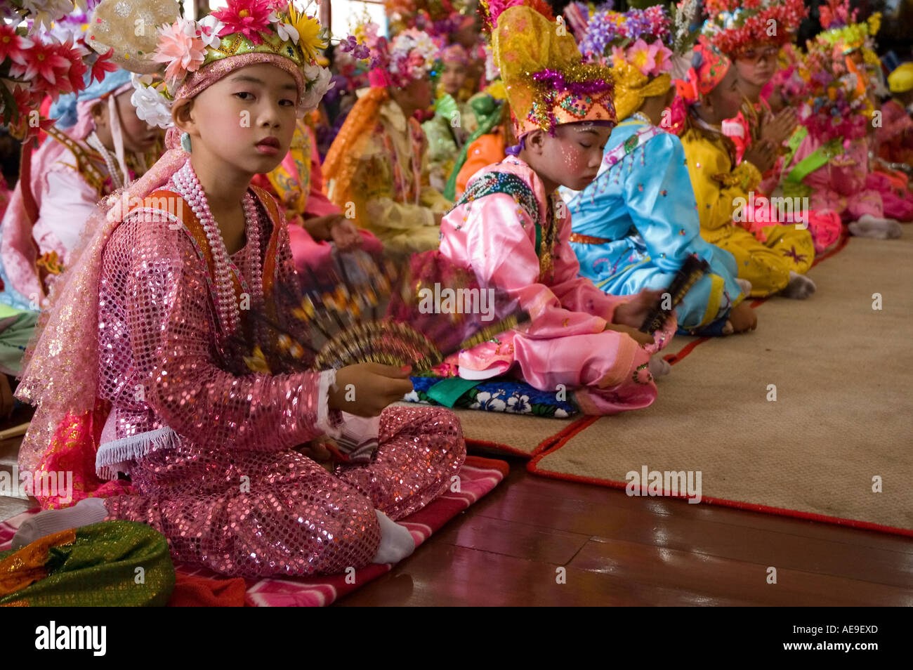 Novizen an einer Zeremonie im Wat Pa Pao während des Poi Sang langen Festes in Chiang Mai Thailand Stockfoto