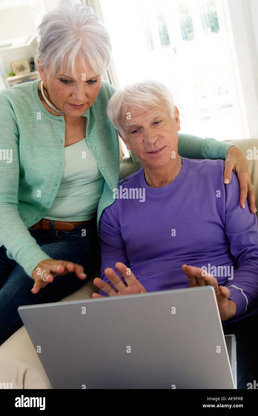 Älteres Paar mit einem Laptopcomputer Stockfoto