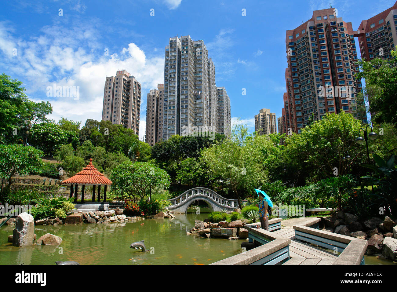 Shatin New Park mit Wohnsiedlungen auf der Rückseite Hong Kong China Stockfoto